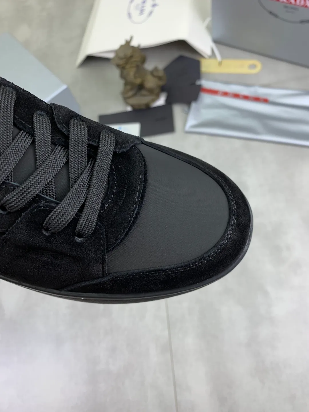 Men's shoes 💰P560💰[New model] The top version is available on the official website, 🆘 The trendy brand (Prada) mainly promotes the popular model, avant-garde and versatile fashionable men's shoes, private version mold opening, cowhide surface splicing 1:1.. Stylish and simple, original imported cowhide lining cowhide feet; the atmosphere and personality are more fashionable, eye-catching and pursuing class. It will subvert the old idea and be a must-have for fashionistas with you! Must keep it for yourself! Tall and comfortable, large and low, high-end quality workmanship. Official website’s new high-end outsole. Size: 38-45. Multiple colors available.